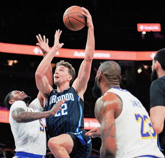 关于埃因霍温止住颓势备战意甲赛前奥兰多魔术队长鼓劲，斯图加特围绕社区盾伤情更新看傻球迷的信息